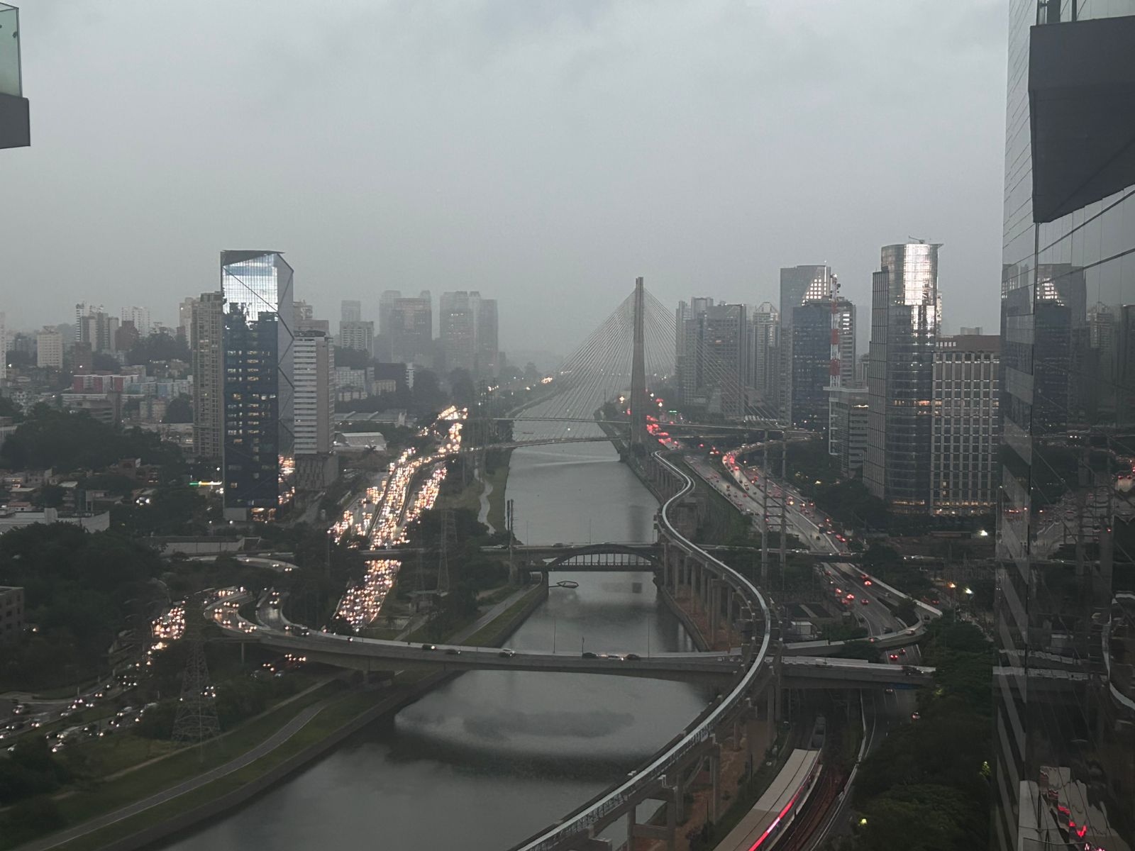 Chuvas fortes em São Paulo paralisam parcialmente a Linha 8-Diamante