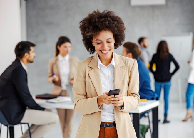 O RH da empresa no celular do colaborador