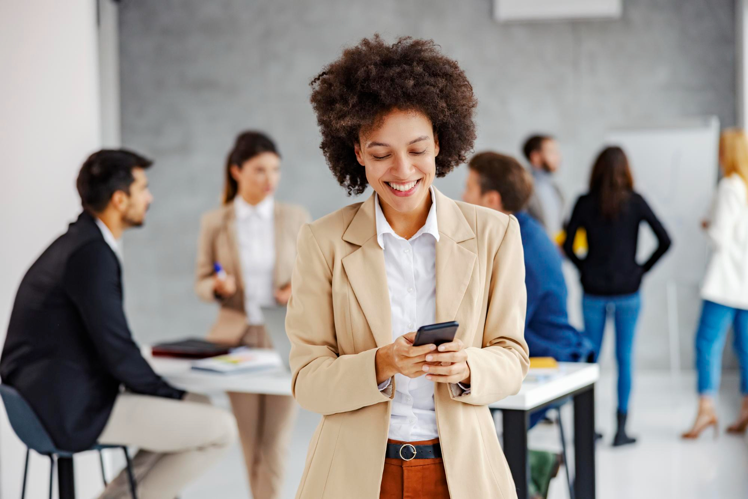 O RH da empresa no celular do colaborador